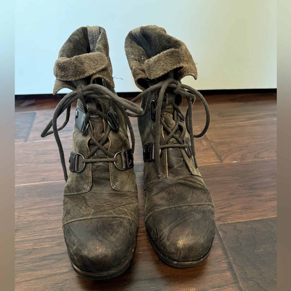 Size 9 Sorel Evie lace up bootie. GUC in brown